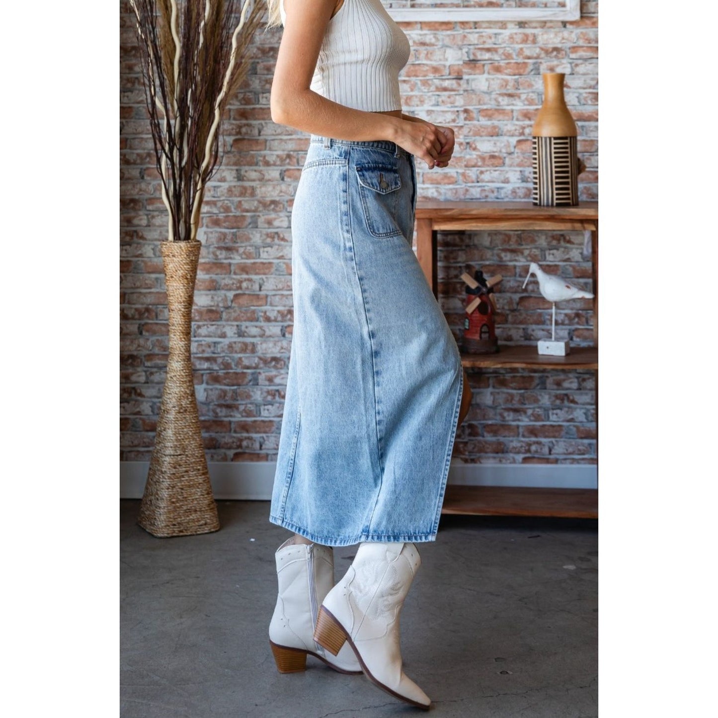 Veveret Slit Mid Rise Waist Denim Skirt